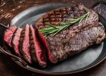 can pregnant women eat medium rare steak